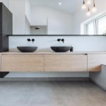 Badezimmer mit der Oberfläche Wildeiche furniert