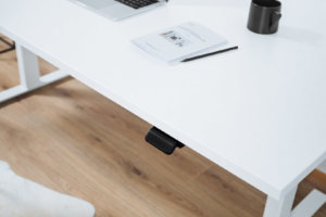 Hoehenverstellbarer Schreibtisch elektrisch mit Tischplatte in weiss