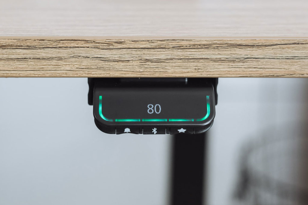 Modernes Bedienung beim elektrisch höhenverstellbaren Schreibtisch von Holzplatte Online