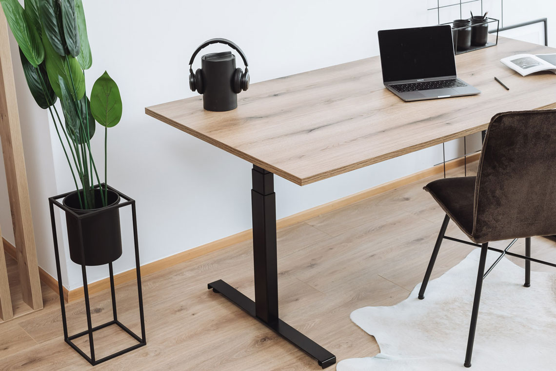Perfektes Home Office mit einem elektrisch höhenverstellbaren Tisch