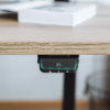Modernes Bedienpanel beim höhenverstellbaren Schreibtisch von Holzplatte Online
