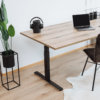 Modernes höhenverstellbares Tischgestell von Linak in Schwarz mit Tischplatte von Holzplatte Online in einem Home Office.