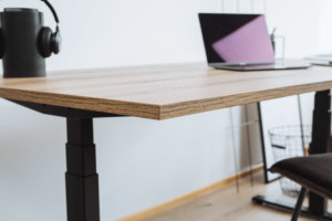 Tischplatte in der Oberfläche Eiche Evoke Trend mit höhenverstellbaren Schreibtisch