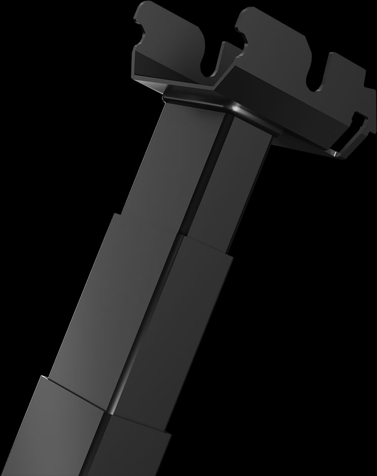 Detailansicht eines schwarzen, höhenverstellbaren Tischbeins mit robustem Design und Schlitzen zur Befestigung, vor schwarzem Hintergrund.