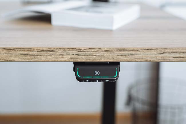 Modernes Bedienung beim elektrisch höhenverstellbaren Schreibtisch von Holzplatte Online