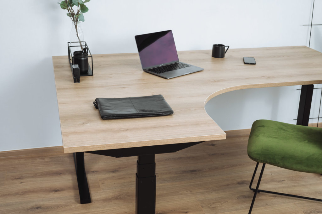 Moderner höhenverstellbarer Eckschreibtisch in einem Home-Office.