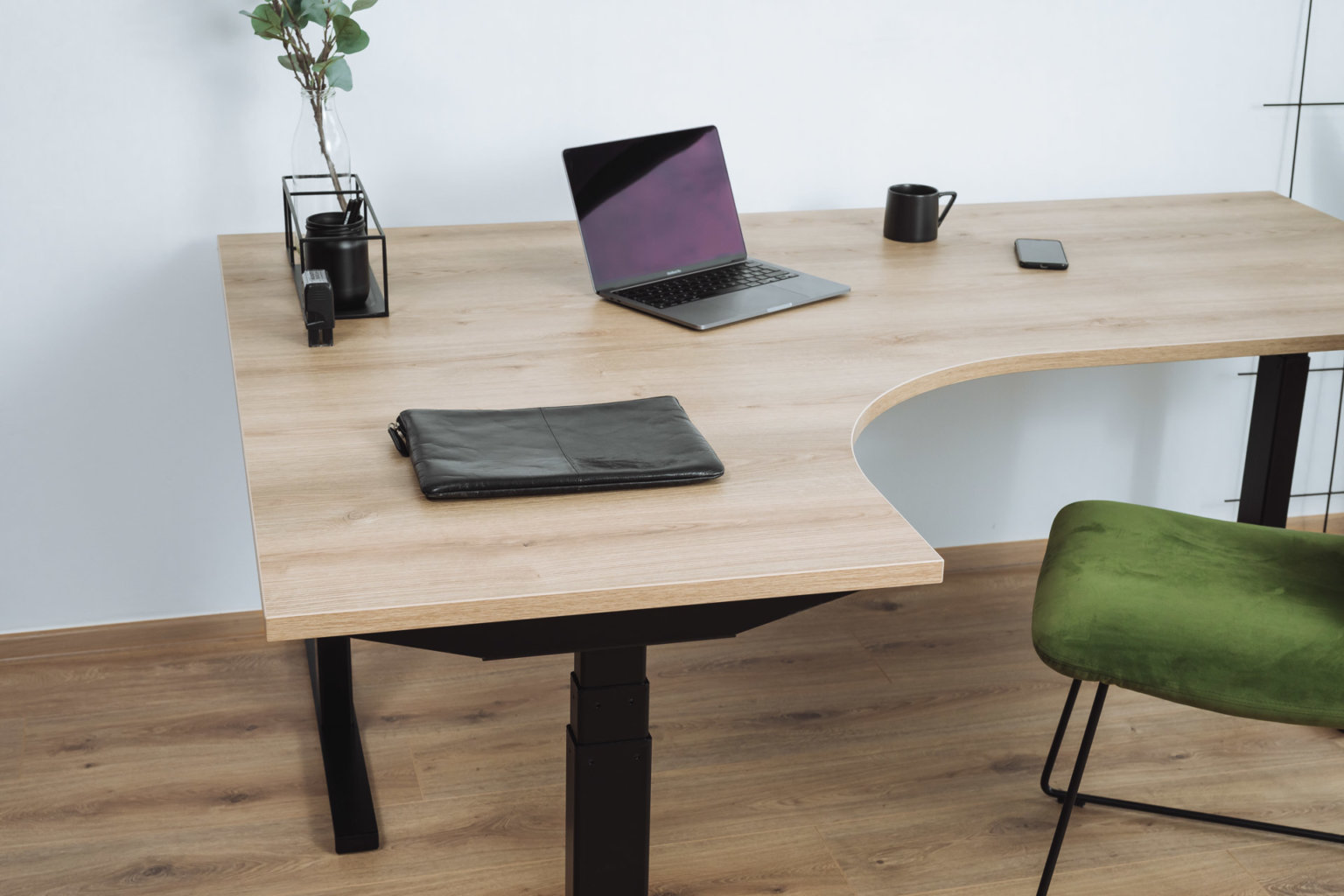 Moderner höhenverstellbarer Eckschreibtisch in einem Home-Office.