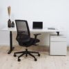 Moderner Bürostuhl in einem Büro mit Schreibtisch