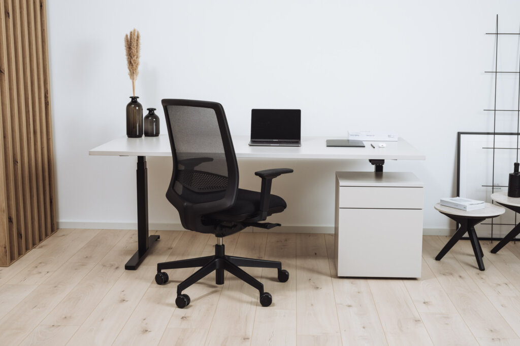 Moderner Bürostuhl in einem Büro mit Schreibtisch