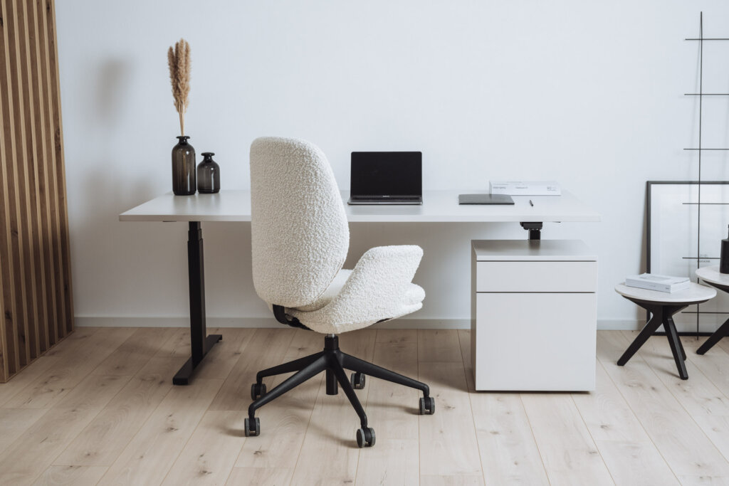 Moderner Bürostuhl mit Bouclé Stoff mit einem Schreibtisch und Schreibtisch-Container