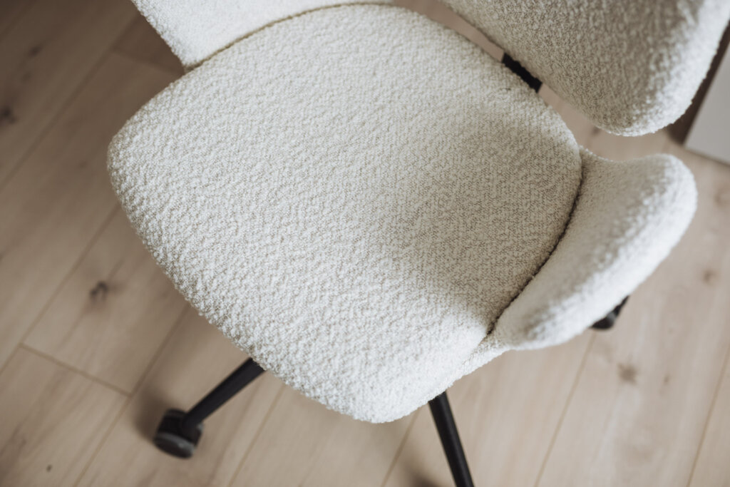 Sitzfläche eines modernen Bürostuhls mit Bouclé Stoff