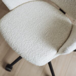 Sitzfläche eines modernen Bürostuhls mit Bouclé Stoff