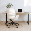 Moderner Bürostuhl Bouclé in einem sonnigen Büro mit Schreibtisch
