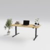 „Höhenverstellbarer Schreibtisch mit Holzplatte in Eichenoptik und schwarzem Gestell, ausgestattet mit Laptop, Deko-Elementen und Pflanzen – modernes, minimalistisches Arbeitsplatz-Design