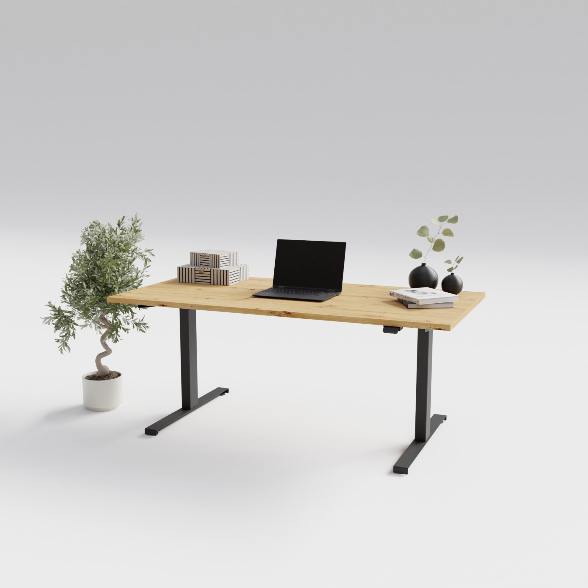 „Höhenverstellbarer Schreibtisch mit Holzplatte in Eichenoptik und schwarzem Gestell, ausgestattet mit Laptop, Deko-Elementen und Pflanzen – modernes, minimalistisches Arbeitsplatz-Design