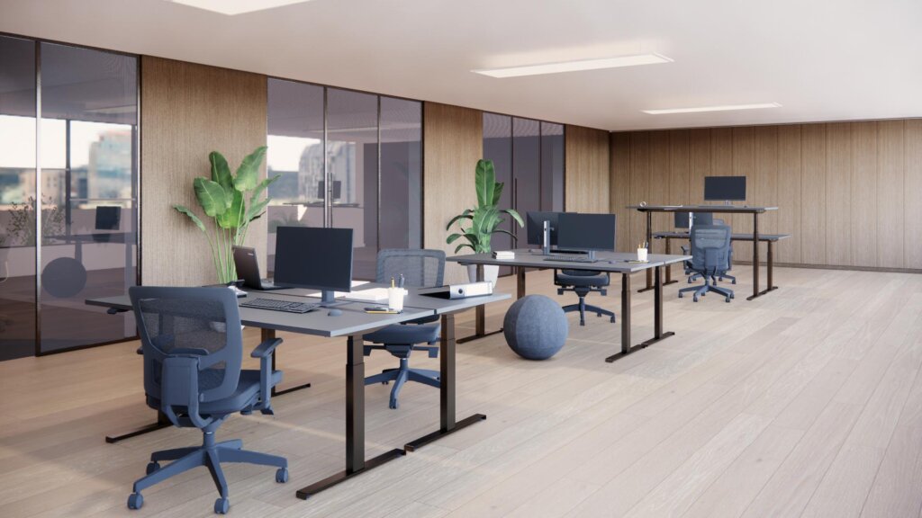 Modernes Büro mit mehreren höhenverstellbaren Schreibtischen